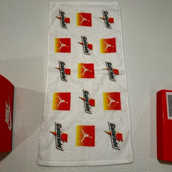 Air Jordan 1 Retro “Like Mike” - Picture 7 of 10